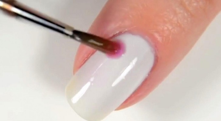 She start with some white nail varnish: when finished, you will want to try it too !
