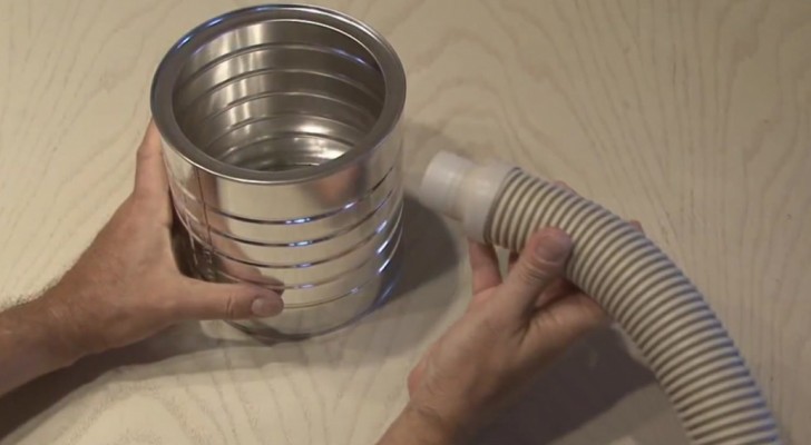 Il colle un tube à une boîte de café et crée un objet à l'effet surprenant!