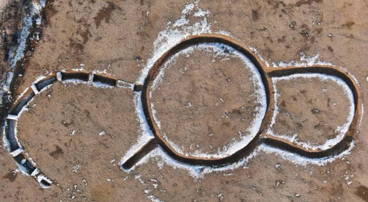 Un monument préhistorique en forme de fer à cheval découvert en France