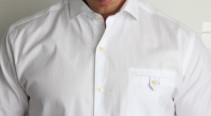 En man klädd i en vit skjorta