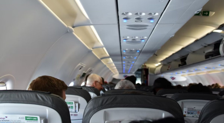 Mensen in een vliegtuig wachten op het opstijgen, zodat ze veilig in slaap kunnen vallen