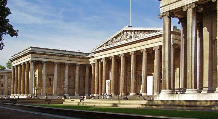 L'enseigne de la Cat Welfare Society du British Museum, et The Cat Man en personne