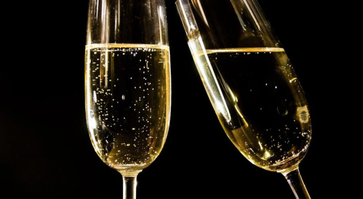 De bubbels stijgen alleen bij champagne en mousserende wijn in een rechte lijn naar boven