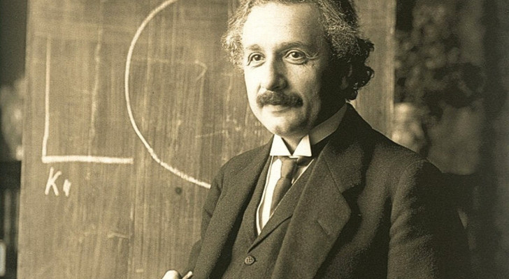 Albert Einstein durante una conferenza a Vienna nel 1921