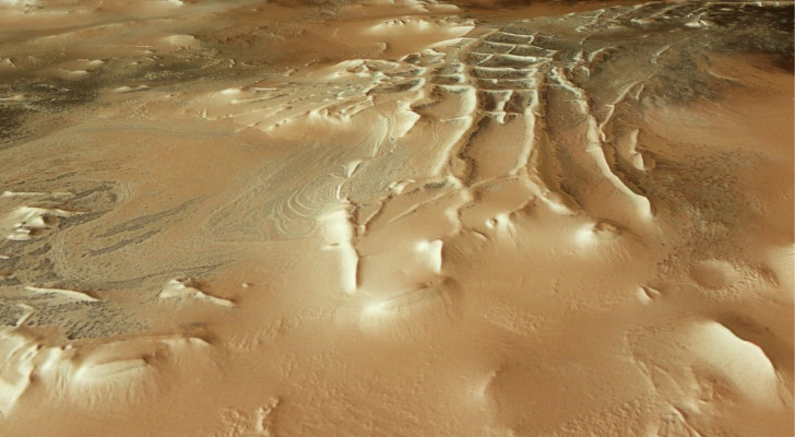 Vy av Inca City på Mars, där det har dykt upp konstiga "spindlar"