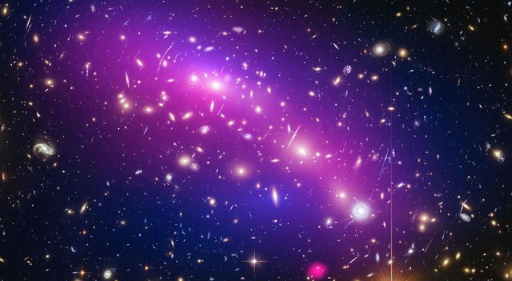 Clusters van sterrenstelsels en de afgeleide verdeling van donkere materie (blauw)