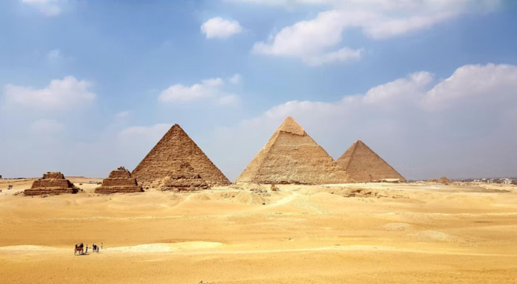 Una vista delle Piramidi di Giza, costruite utilizzando un ramo del Nilo oggi scomparso