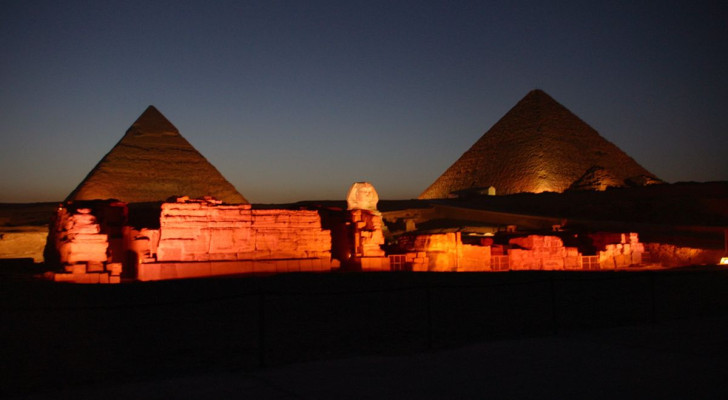 Nachtzicht op de piramides van Gizeh, op een steenworp afstand van de nieuw ontdekte ondergrondse structuur