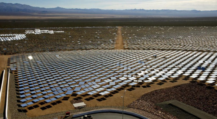 Das Solarkraftwerk Ivanpah mit Spiegeln, die das Sonnenlicht auf die zentralen Türme zurückwerfen