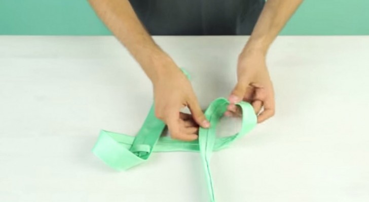 Learn this new way to tie a tie in just 10 SECONDS