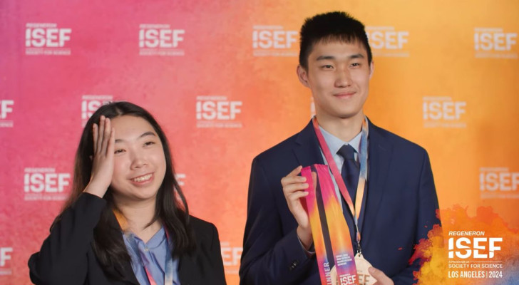 De twee studenten die $50.000 hebben gewonnen voor hun innovatieve filtersysteem voor microplastics