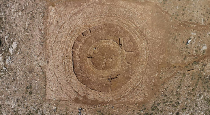 Le labyrinthe découvert en Crète vu d'en haut, avec la structure de surface émergeant du sol