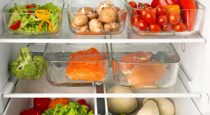 Das Innere eines Kühlschranks mit in Behältern organisierten Lebensmitteln