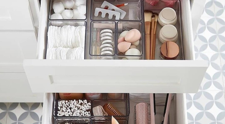 Perfectly tidy bathroom drawers