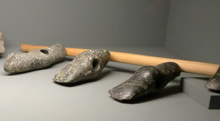 Outils en pierre fabriqués à partir de connaissances transmises d'une génération à l'autre