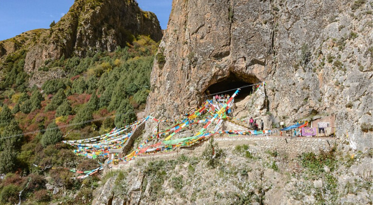 Een foto van de ingang van de karstgrot Baishiya
