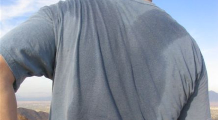 T-shirt med synliga svettfläckar på ryggen