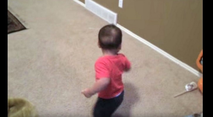 This baby is dancing salsa: keep your eyes on his feet as soon as he turns !