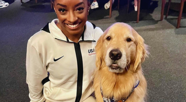 il cane Beacon con la campionessa di ginnastica Simone Biles agli allenamenti per le Olimpiadi 2024