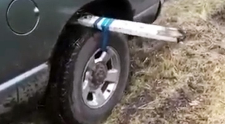 If one day your car gets stuck in MUD, keep in mind this clever hack!