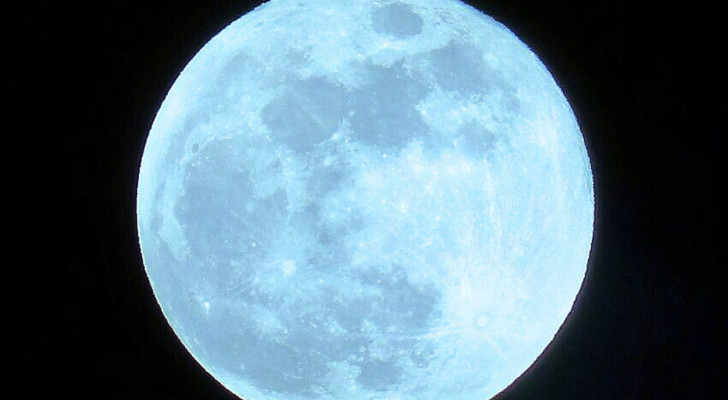 Superblauer Mond von West Byfleet, Surrey, England aus gesehen