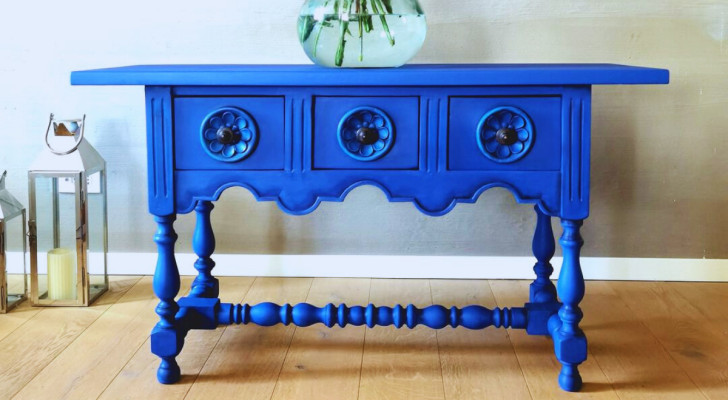 een tafeltje blauw geschilderd met chalk paint