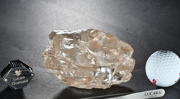 Il diamante da 2492 carati, ancora senza nome, scoperto in Botswana dalla Lucara Diamond Corp.