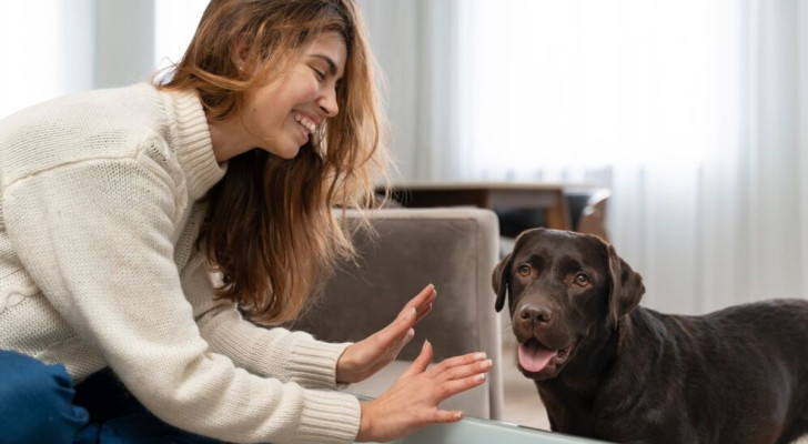 Ragazza sorride mentre parla con il suo cane