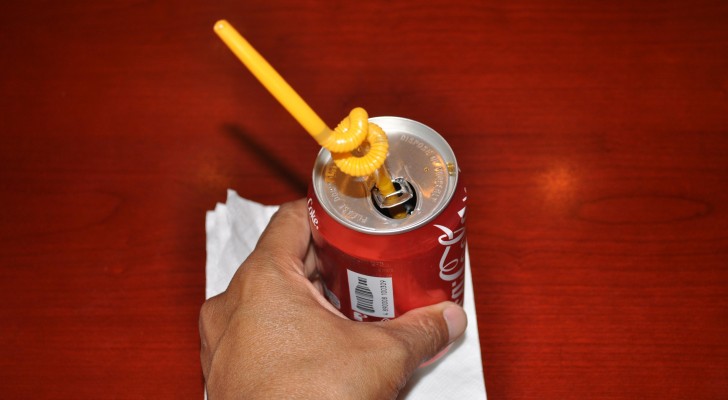Ecco cosa succede al tuo corpo in un'ora e mezza quando bevi una lattina di Coca Cola