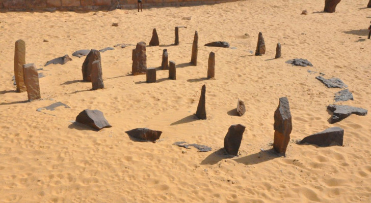 Der Steinkreis von Nabta Playa, rekonstruiert im Internationalen Museum von Nubien