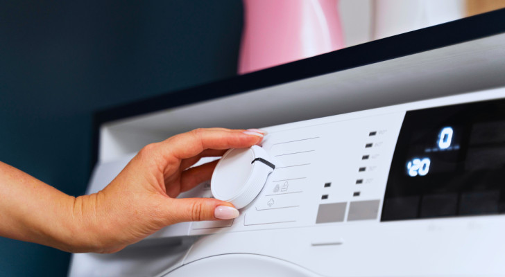 setting the temperature knob on a washing machine