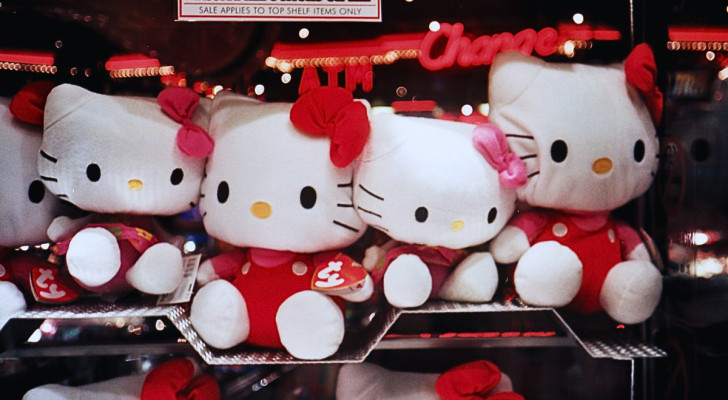 Peluches di Hello Kitty in vendita su uno scaffale