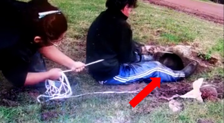 2 people are pulling a rope with strength: when you'll see who's inside the hole, you won't believe it !