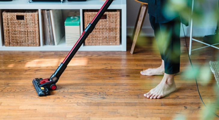 Cleaning a floor with a vacuum cleaner