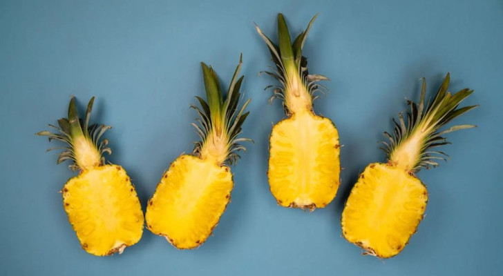 Diversi ananas tagliati a metà