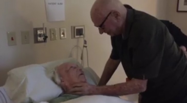 He singsfor the last time to his wife who's seriously ill: here's what LOVE means !