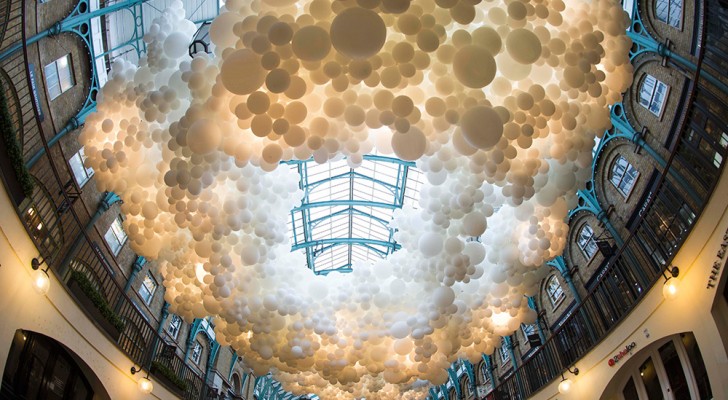 Una nuvola di palloncini luminosi incanta il Festival del Design di Londra