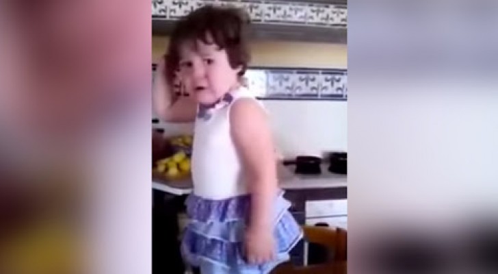 While having a tantrum she realizes she's being filmed: her reaction makes them die laughing !