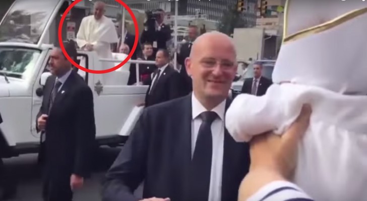 Papst Franziskus sieht in der Menge ein Baby, das genau so wie er gekleidet ist: Seine Reaktion ist wundervoll :)