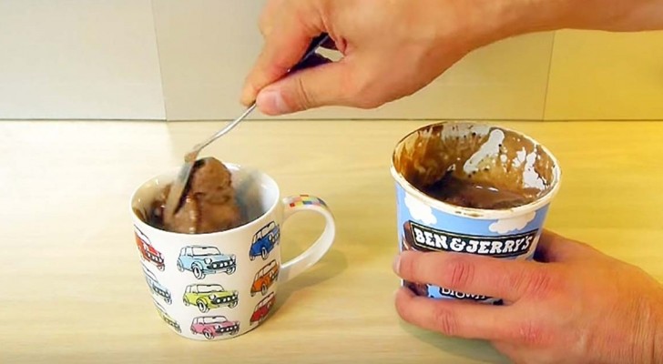 He puts ice cream in a cup and shows you the trick for an irresistible dessert ... in 2 minutes!