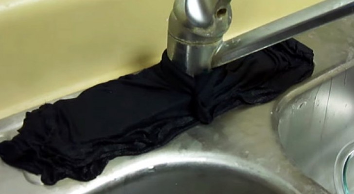 Copre un lavabo incrostato con una vecchia maglietta: ecco un trucco davvero... brillante!