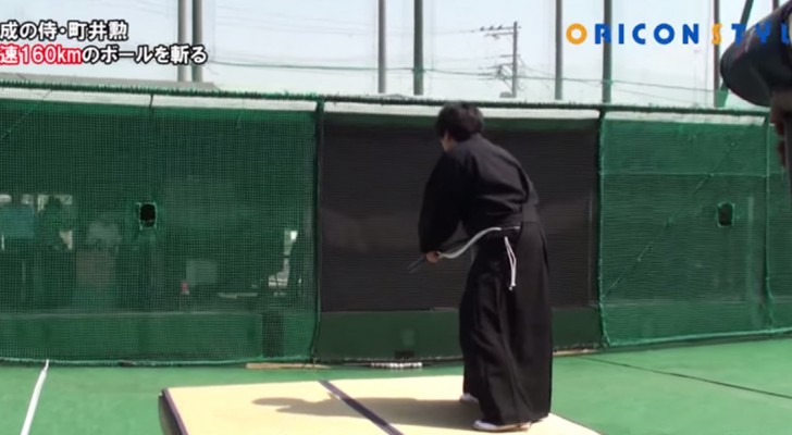 De vaardigheden van deze samoerai zijn indrukwekkend: hij snijdt een bal doormidden die met 160 km/u op hem afkomt 