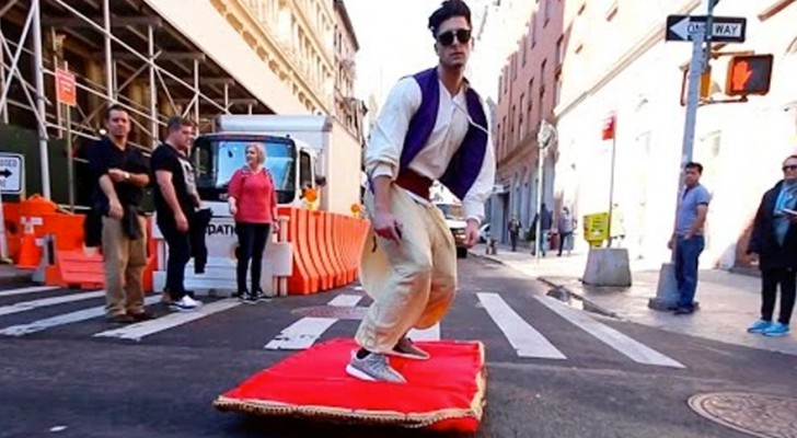 They see "Aladdin" in the street: their reactions are wonderful!