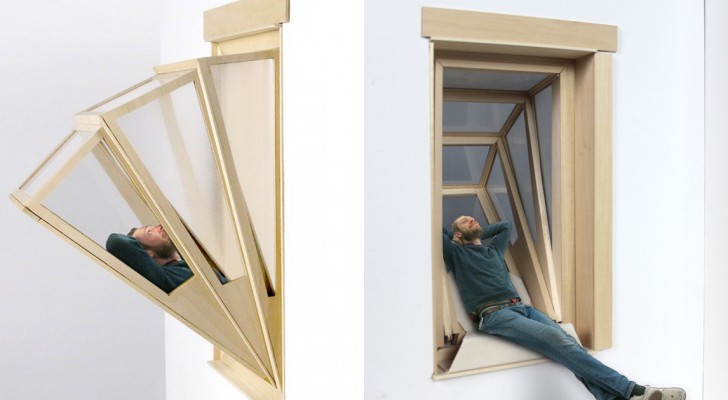 Sembra una semplice finestra, ma con un gesto si trasforma in un balcone