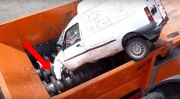 Look at how this monstrous machine can literally "eat" cars ! 
