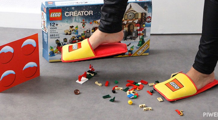 L'azienda Lego inventa delle pantofole speciali e pone fine a 66 anni di "incidenti" notturni