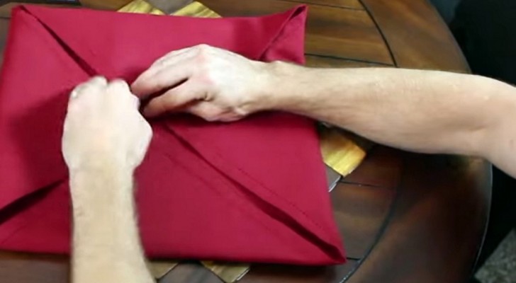 He folds napkins like you've never seen before: here's his final creation!