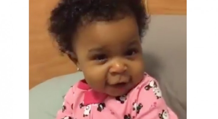 She tells her daughter to show a mad expression, the result is hilarious !