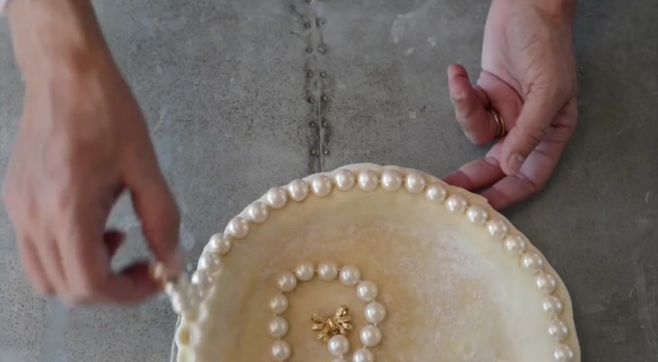 She puts her pearls on the cake. It's not madness, but a delicious trick!