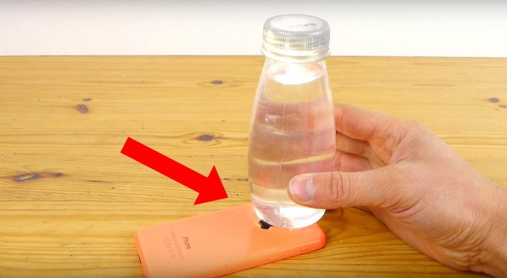 Hij plaatst een flesje op een smartphone: ontdek deze en andere trucs met je smartphone